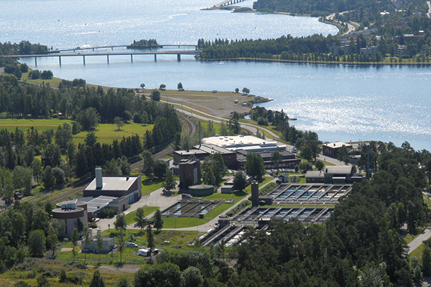 Flygbild över Gövikens reningsverk med Frösöbron och Storsjön i bakgrunden