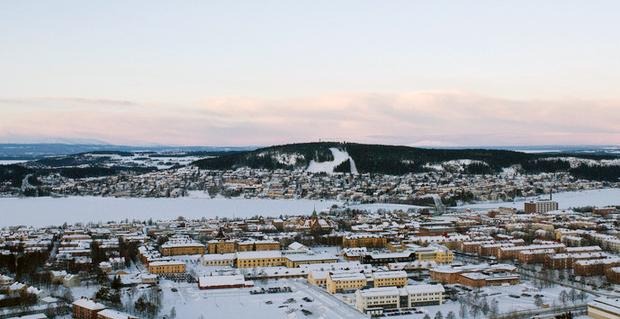 flygfoto över Östersund med vintriga fjäll i bakgrunden