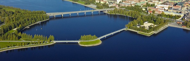 Flygbild över Frösöbron och gångbron med Badhusparken i bakgrunden