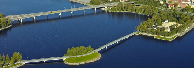 Flygbild över Frösöbron och cykelbron mellan Frösön och Badhusparken