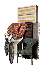 Grovsopor: en cykel, en korgstol, en hylla, en resårmadrass, ett täcke och en matta