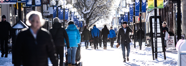 Människor promenerar längs gågatan en vinterdag