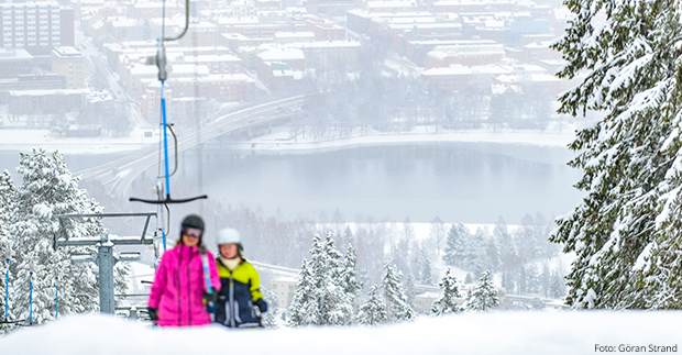 Skidåkare med Östersund i bakgrunden