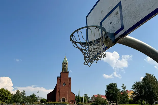 Bild på basketkorg framför Stora kyrkan.