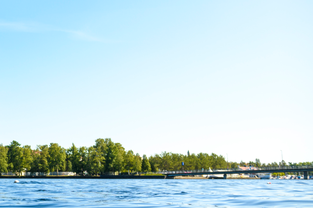 Bild på Storsjön med Frösö gångbro i bakgrunden.