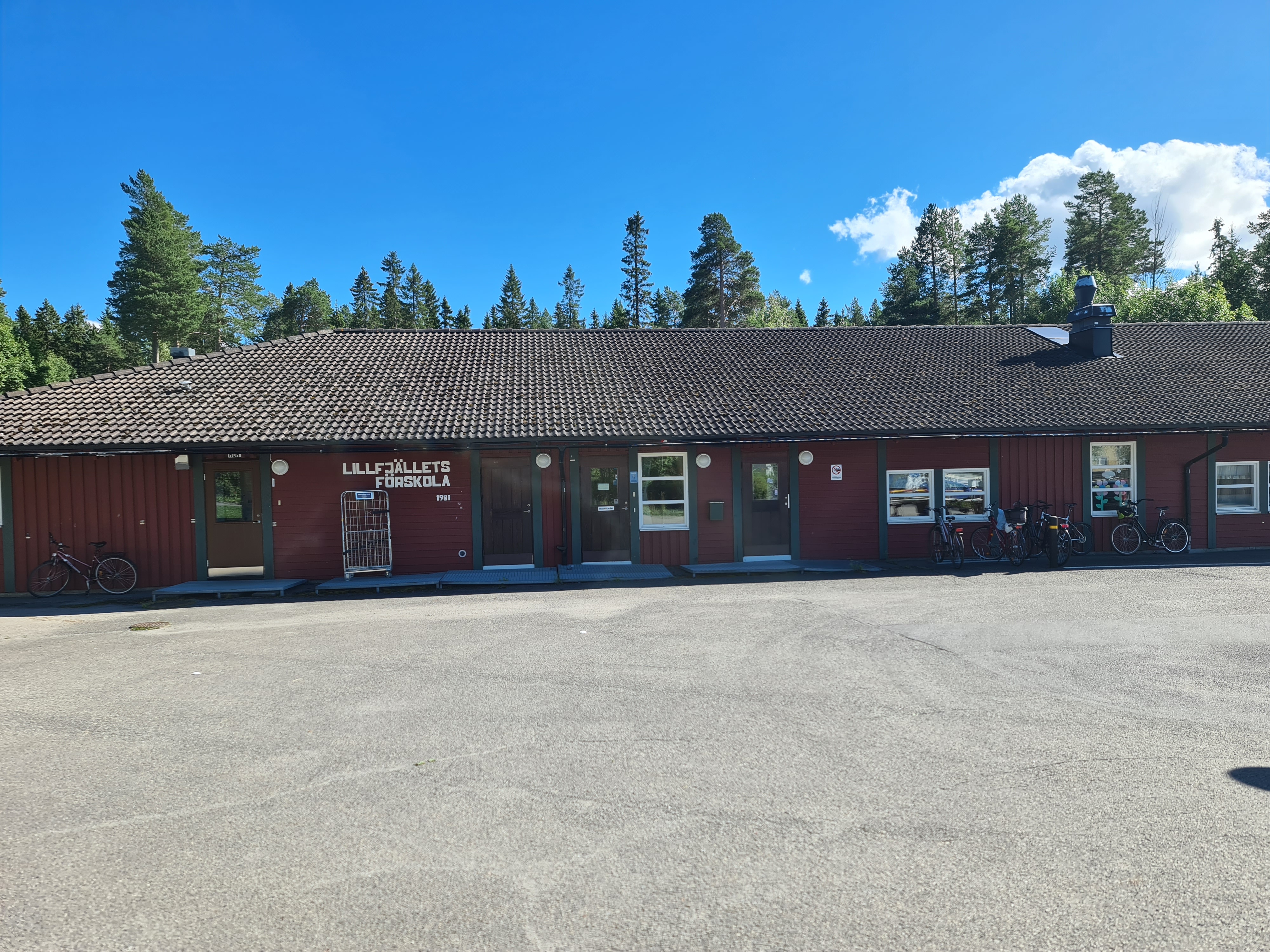 Bild över förskolan Lillfjället sett från parkeringen