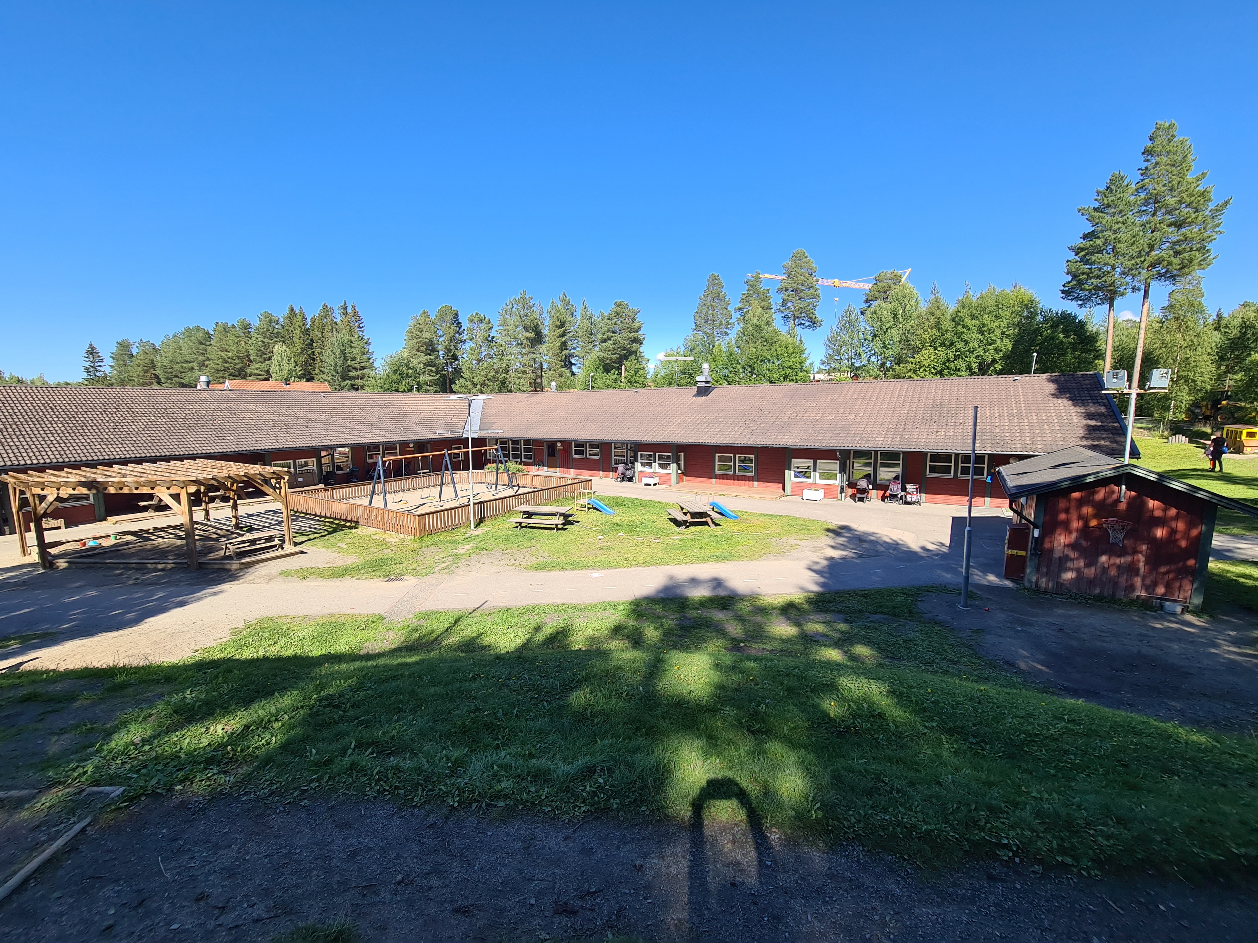 Bild över förskolan Lillfjällets innergård under sommaren