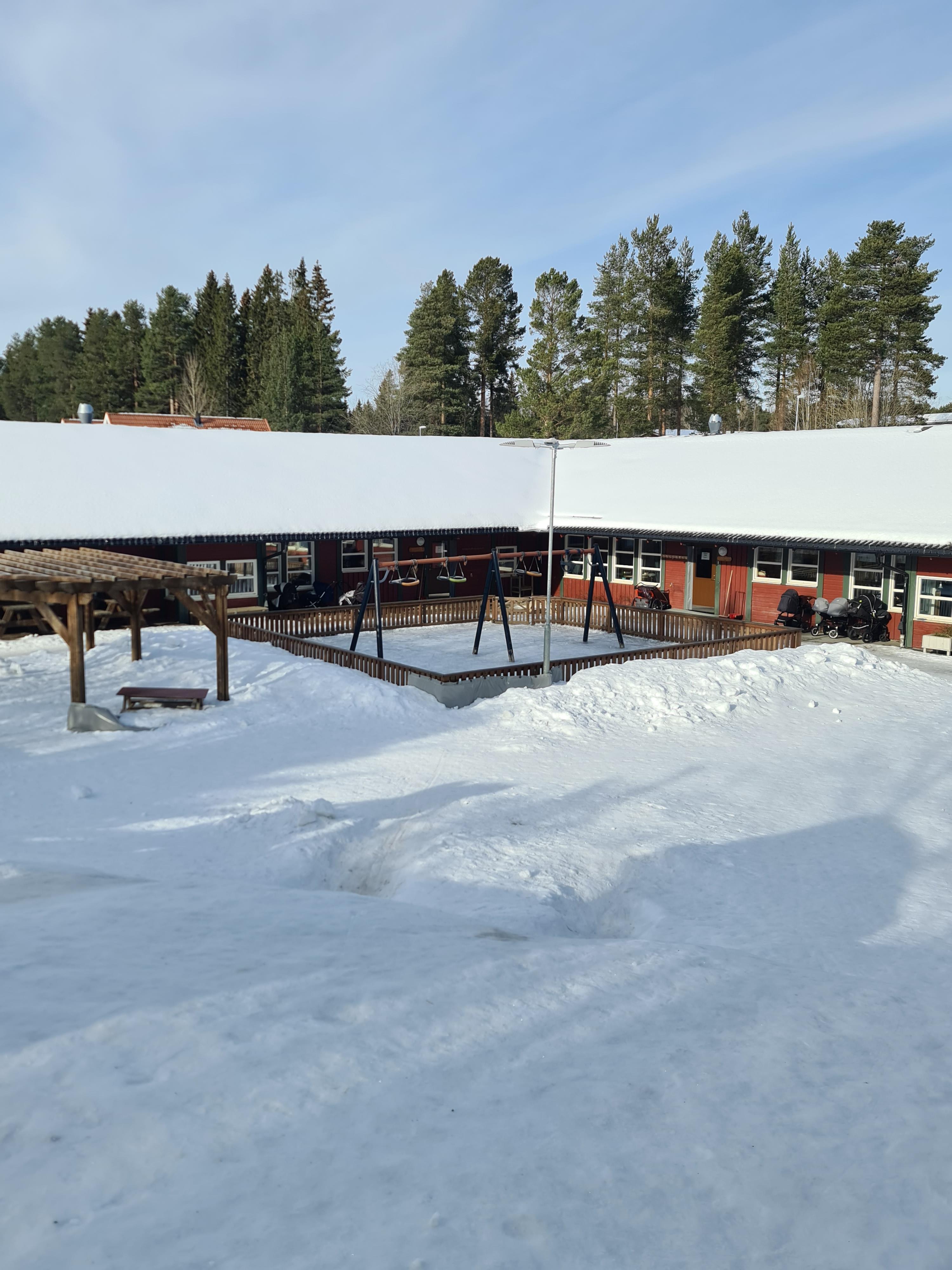 Bild över förskolan Lillfjällets innergård vintertid