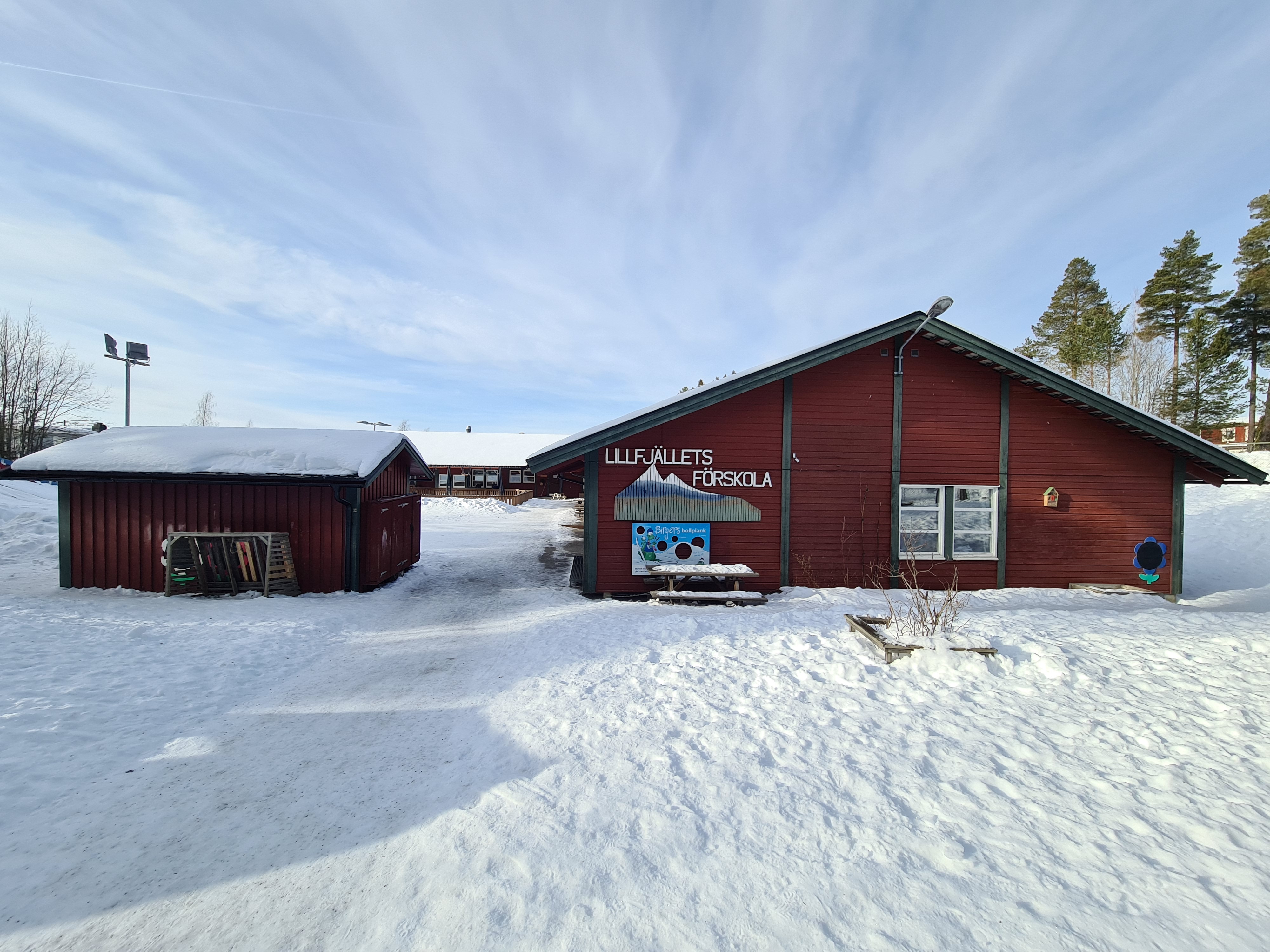 Vinterbild över förskolan Lillfjällets innergård