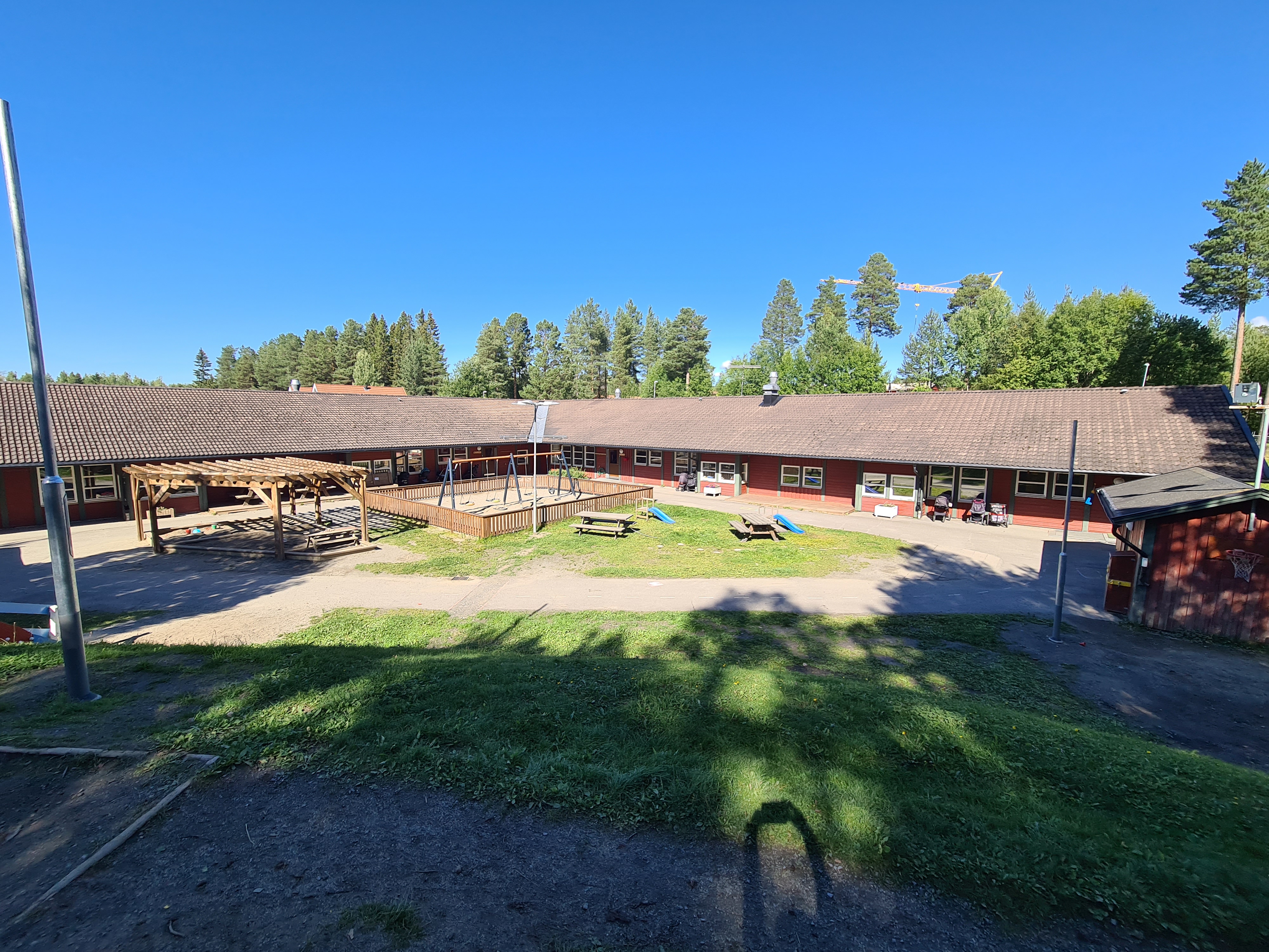Vy över förskolan Lillfjällets innergård sommartid