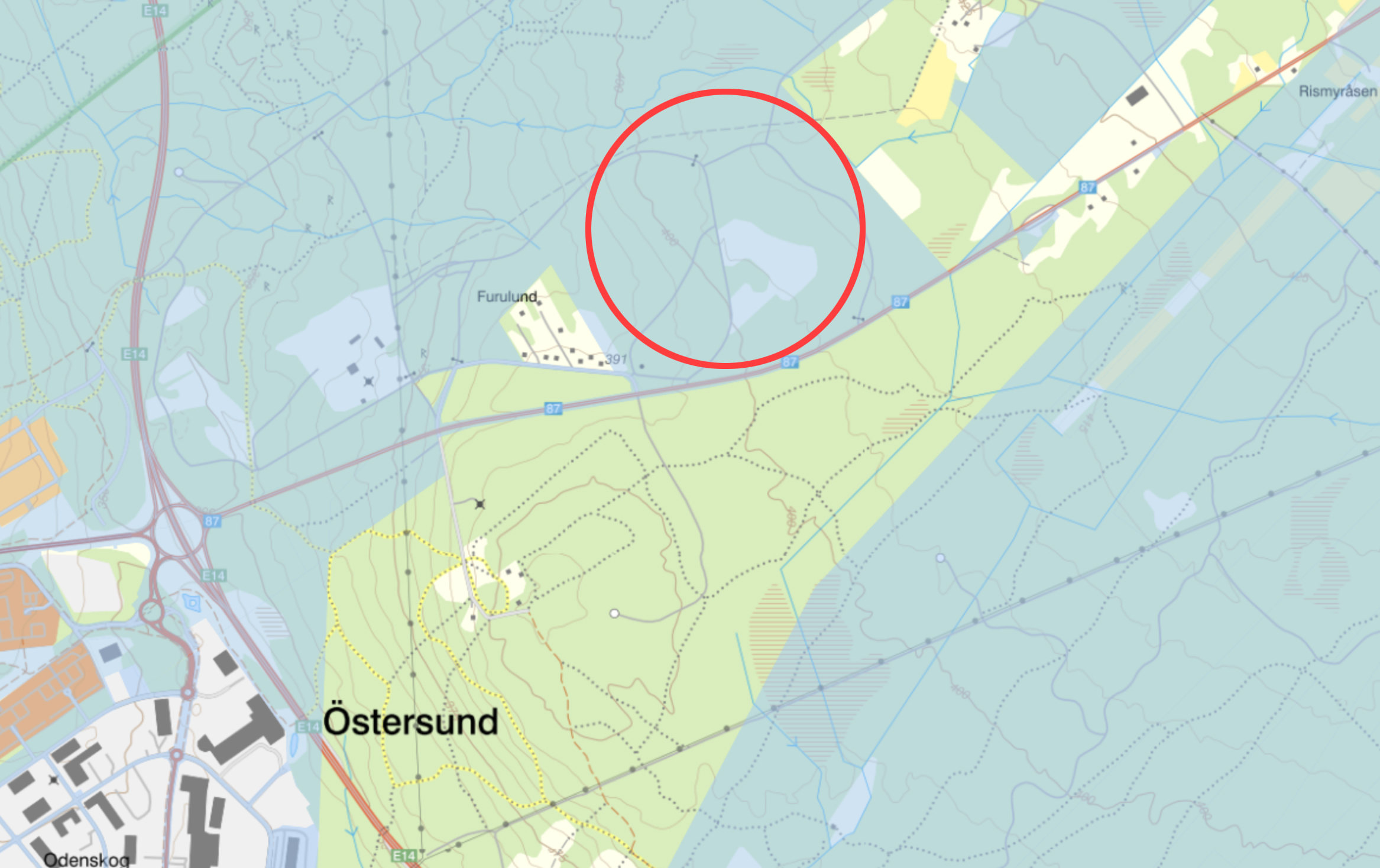 Karta med tomten markerad med en röd ring.