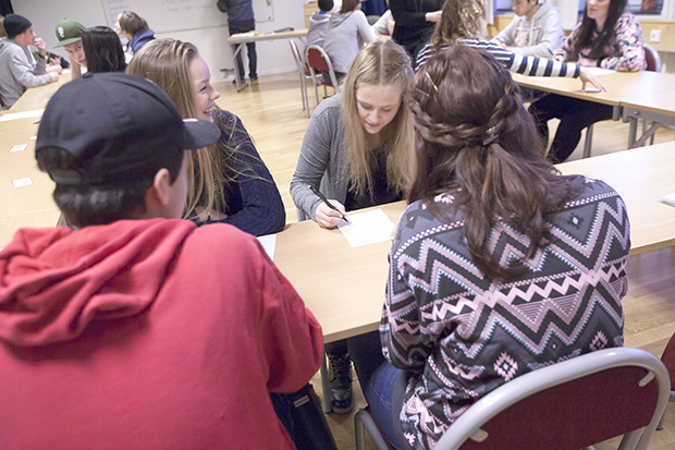 Skolbarn i lektionssal som jobbar