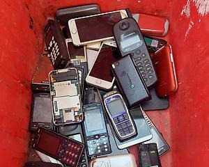 Mobiltelefoner i olika modeller i en röd låda