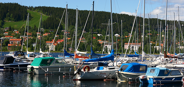 En härlig sommardag vid Östersunds båthamn med Frösön och Gustavsbergsbacken i bakgrunden.