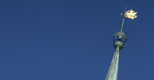 På vindflöjeln bråkar guldskimrande Sankt Göran och Draken