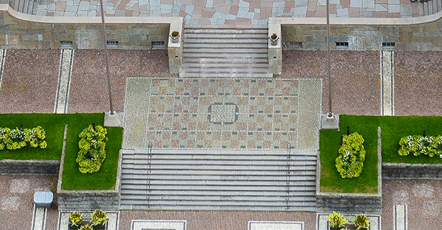 På första avsatsen i den monumentala trappan finns mönstret av första tomtfördelningskartan