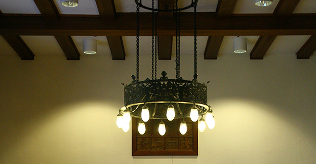 Mäktiga ljuskronor i kallhamrat järn