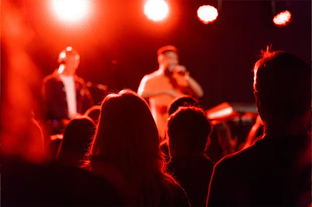 Häggenås sportklubb använde byapengen för att ordna en konsert med Lucianoz.