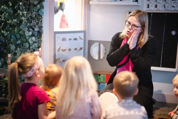 förskollärare har sång- och rörelsestund med barnen