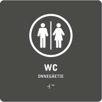 Mörkgrå skylt med ett vitt piktogram som symboliserar toalett, punktskrift i vitt samt ordet "WC" i vitt på både svenska och sydsamiska.