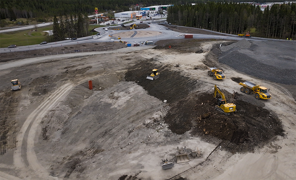 Dumpers fraktar massor på Betongen.