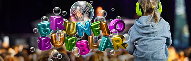 bild på ett barn som sitter på en förälders axlar och lyssnar på musik med hörselskydd