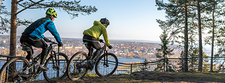 Kvinna med hörlurar på promenad i skogen