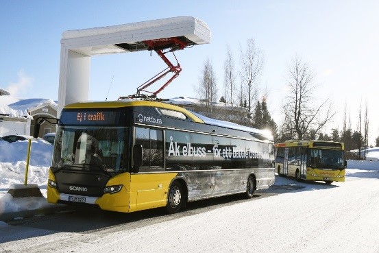 Foto på en elbuss vid ändhållplatsen i Torvalla Centrum.