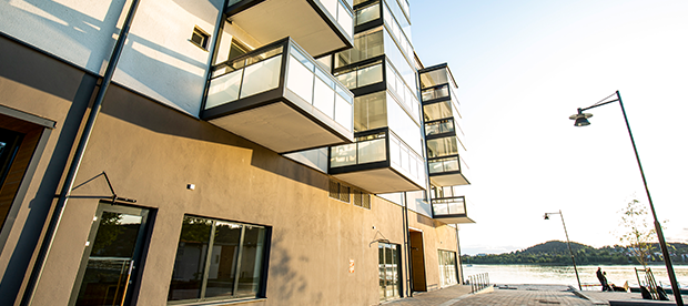 Husfasad med balkonger vid Storsjö strand