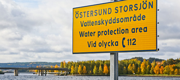 Skylt vid sjö som informerar om att det är ett vattenskyddsområde