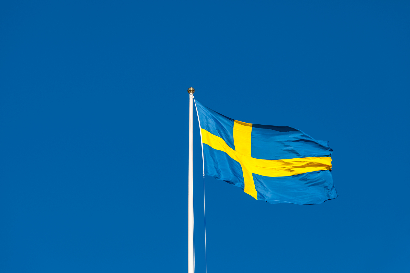 Svenska flagga mot blå himmel 