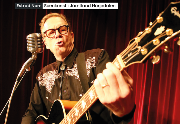 Johnny spelar på ett dragspel