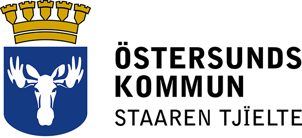Kommunens huvudlogotyp med vapnet till vänster och den svenska och sydsamiska texten på tre rader till höger.