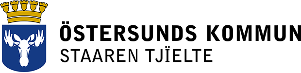 Kommunens liggande logotyp med vapnet till vänster och den svenska och sydsamiska texten på två rader till höger.
