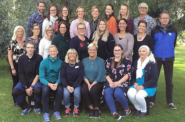 Här är en bild på Arnljotskolans personal 2019/20 tagen utomhus i gröna omgivningar