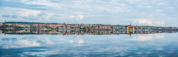 Panoramavy över Östersund och himmeln ovanför som speglas i vattnet.