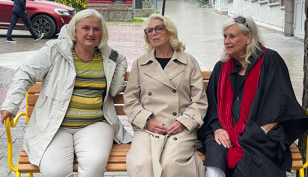 Margareta, Gertrud och Margareta sitter på en av de nya pratbänkarna vid Stjärntorget. 