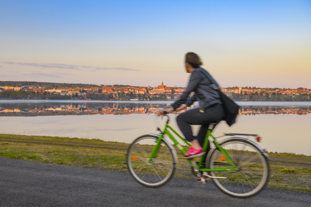 Cyklande kvinna i solnedgång