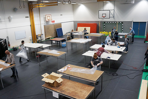 översiktsbild från sporthallens b-hall där förklädesfabriken gjorde i ordning för tillverkning