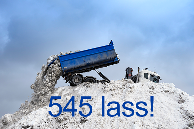 Foto: Lastbil tippar snö på snötippen med texten: 545 lass!
