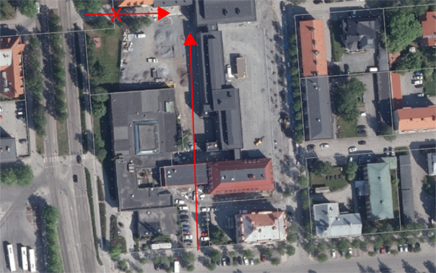 En röd pil visar vägen till Kundcenter under den period som markarbeten pågår. Man når då Kundcenter via gångvägen bakom biblioteket  - från Artillerigatan.