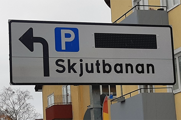 Bild på en skylt där det står P Skjutbanan
