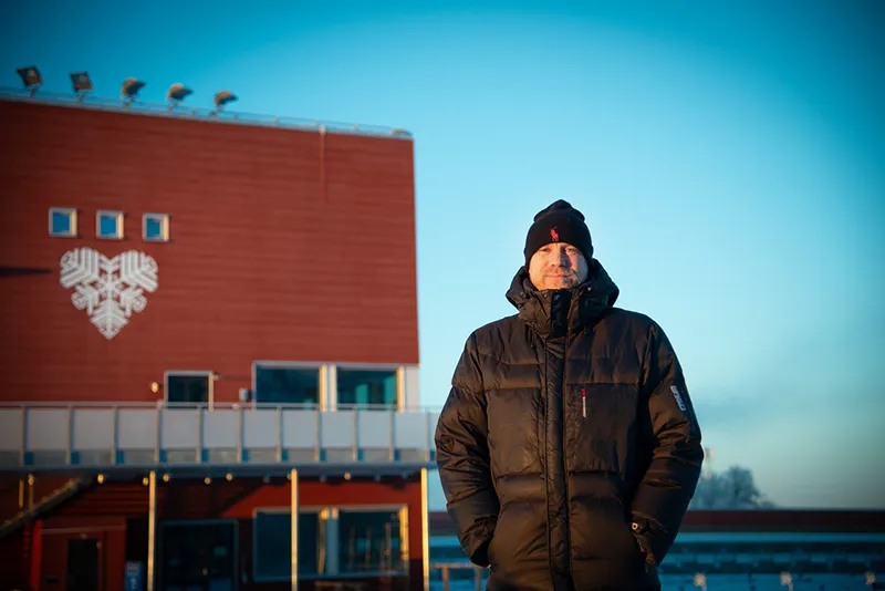 Göran Matzén framför en av skidstadions röda byggnader