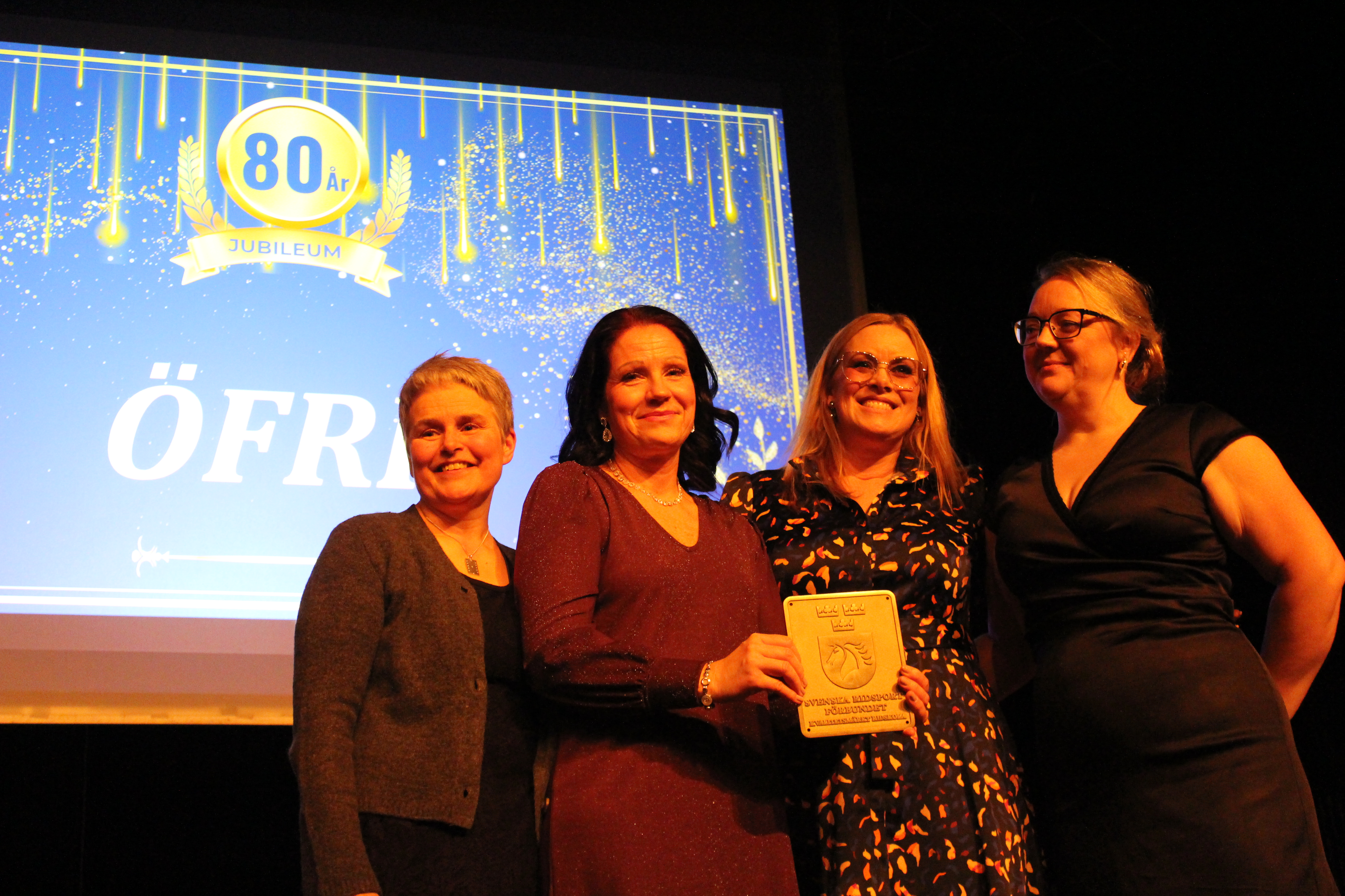 Representanter från Östersund-Frösö ridklubb tar emot priset