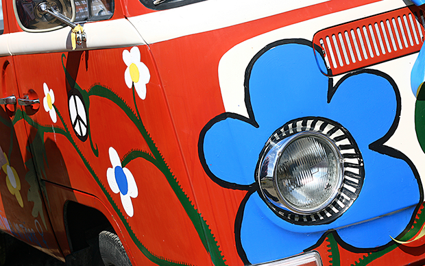 Gammal folkvagnsbuss målad i klara färger.