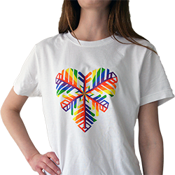 Vit t-shirt med ett stort regnbågshjärta mitt på bröstet.