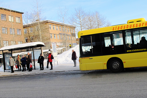 Foto: Buss vid busshållplats vintertid