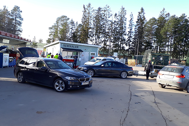 Bilar som står kors och tvärs på återvinningscentralen