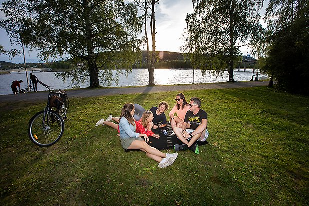 Glada människor i park