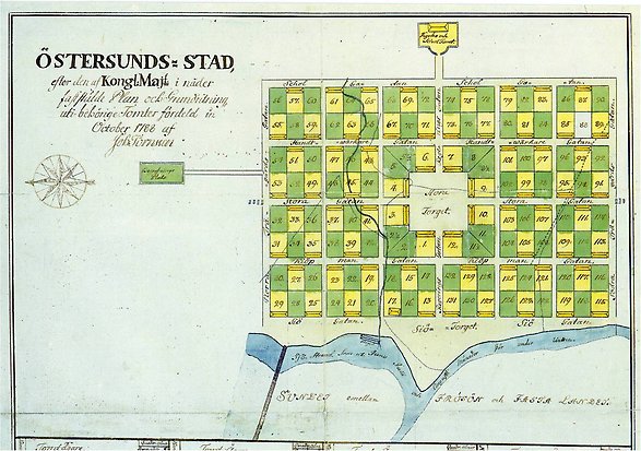 Östersunds stadsplan 1788, snirklig text och kvarter i gult och grönt i ett rutnät.